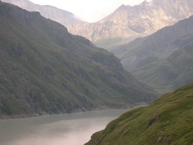 une arrivee d eau sous la montagne pour la centrale de Fionnay